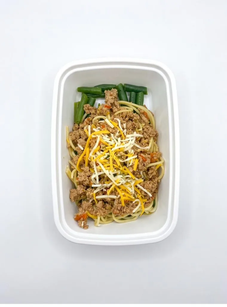 Espagueti con carne molida, queso y habichuelas tiernas