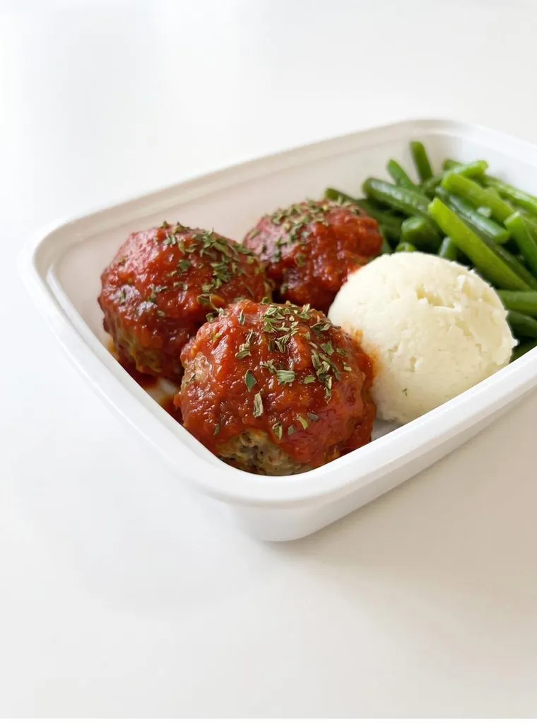 Albóndigas glaseadas con puré de papa y habichuelas tiernas